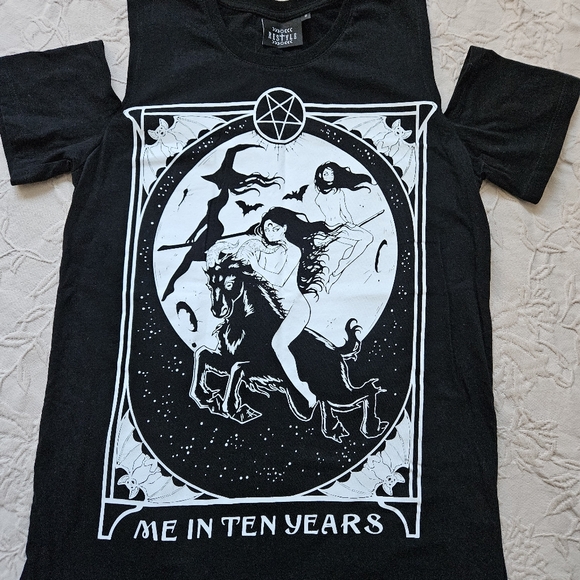 Witch cold shoulder graphic tee - Picture 2 of 3